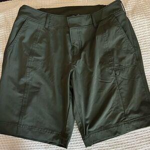 Women’s Athleta 7” shorts in Khaki, size 8